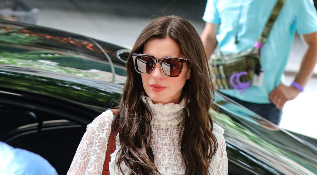 Anne Hathaway incanta con jeans a zampa e blouse boho: un look anni ’70 da imitare subito!