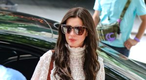 Anne Hathaway incanta con jeans a zampa e blouse boho: un look anni ’70 da imitare subito!