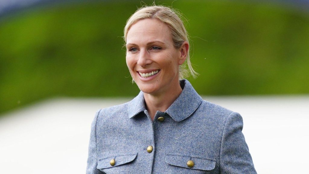 Eleganza primaverile: jeans blu, giacca bouclé e scarpe comode di Zara Tindall.