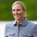 Eleganza primaverile: jeans blu, giacca bouclé e scarpe comode di Zara Tindall.