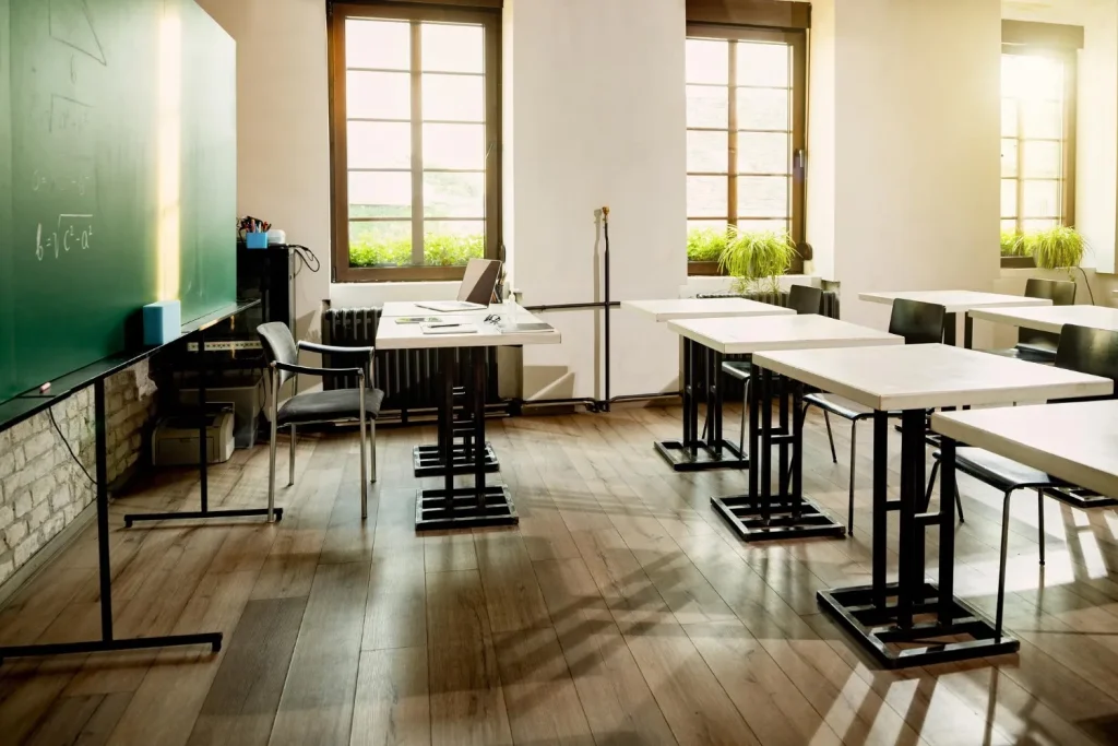 Dirigente scolastico ammonisce: ‘Non è l’India, lavora in giardino con tuo padre’