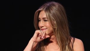 Jennifer Aniston: un look intramontabile con t-shirt slogan e jeans sfilacciati.