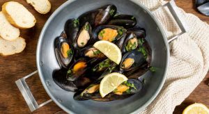 Epatite A: proteggiti con regole di sicurezza per gustare la zuppa di cozze in tranquillità.