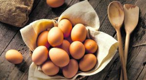 Uova sode perfette: il trucco magico per sbucciarle senza fatica!