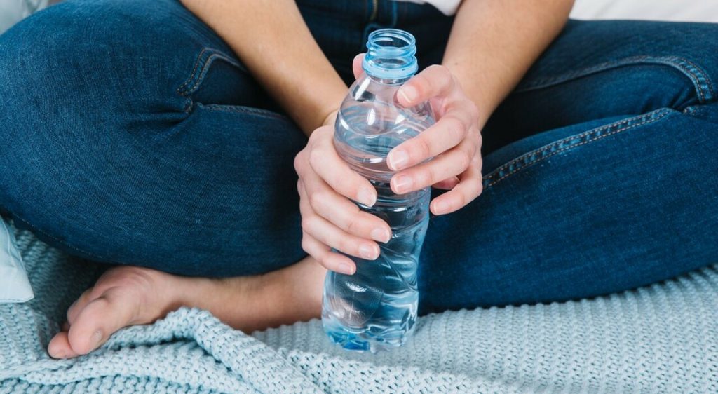 Acqua minerale in aumento: prezzi a +6 centesimi per bottiglia e rischio scarsità.