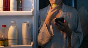 Mangiare tardi: il pericolo per l’intestino e il legame con stress e malattie.