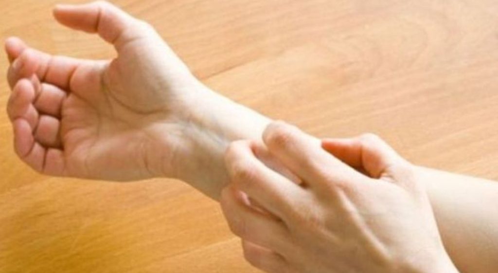 Prurito: cause, conseguenze psicologiche e strategie di gestione per il benessere emotivo