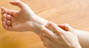 Prurito: cause, conseguenze psicologiche e strategie di gestione per il benessere emotivo