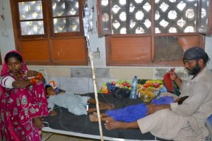 Strumenti di raffreddamento economici salvano vite delle donne in gravidanza nel caldo mortale del Pakistan.