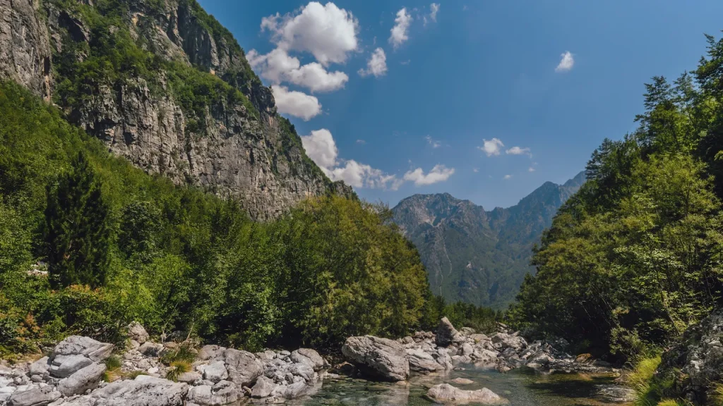 Alpi Albanesi: la scelta economica rispetto alle Dolomiti per paesaggi mozzafiato.