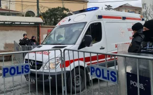 Sparatoria in liceo turco, l’attentatore si suicida: ex studente coinvolto nella tragedia.