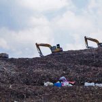 Indonesia intensifica la lotta contro i rifiuti con indagini sul disastro della discarica di Jakarta.