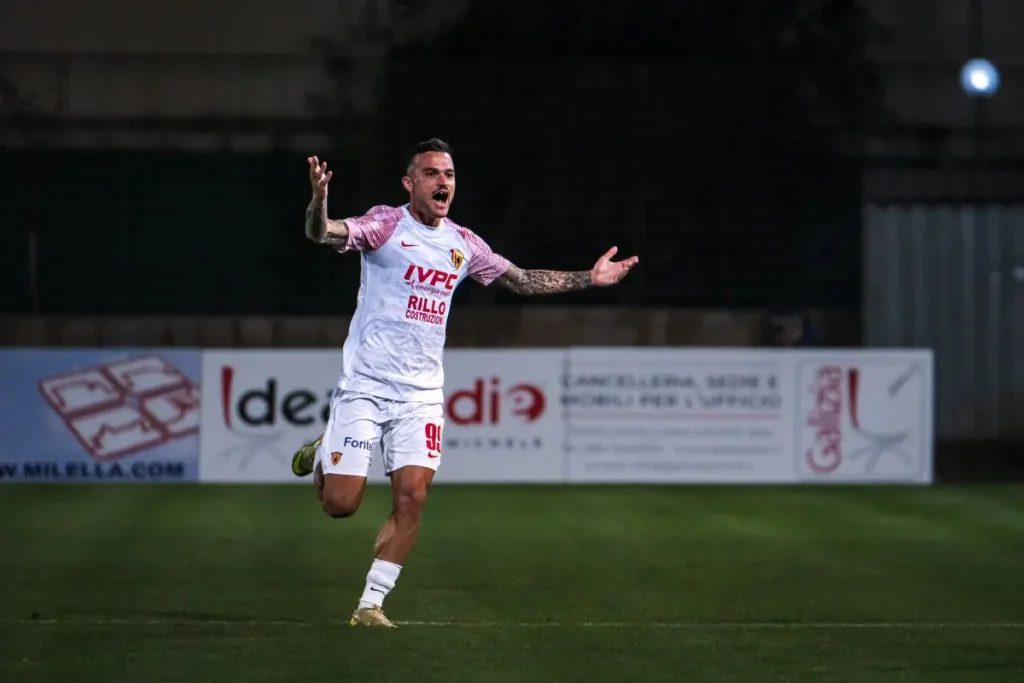 Benevento torna in Serie B dopo tre anni: vittoria e celebrazione per i tifosi!