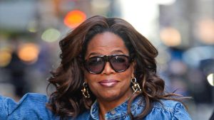 Oprah Winfrey dimostra come abbinare giacca a maniche a sbuffo e denim con stile.