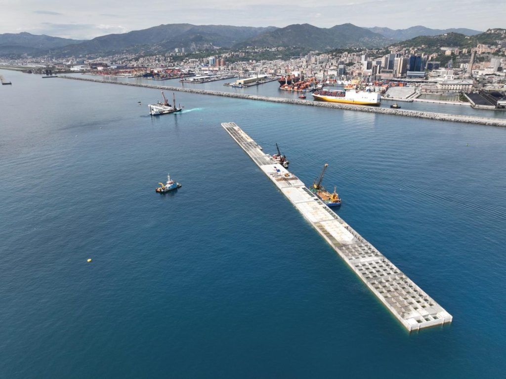 Genova: Ventesimo cassone posato per la nuova diga foranea, progresso nei lavori portuali
