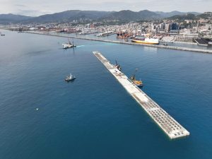 Genova: Ventesimo cassone posato per la nuova diga foranea, progresso nei lavori portuali