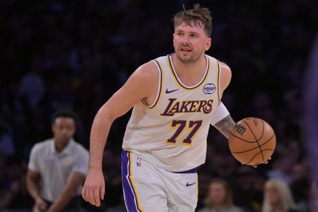 Celtics e Knicks trionfano, Flagg stabilisce un record; Lakers sconfitti da Doncic.