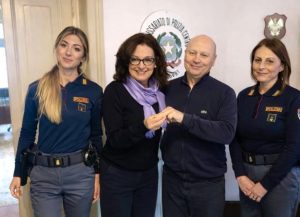 Fede nuziale persa a Bologna restituita dalla Polizia per anniversario indimenticabile.