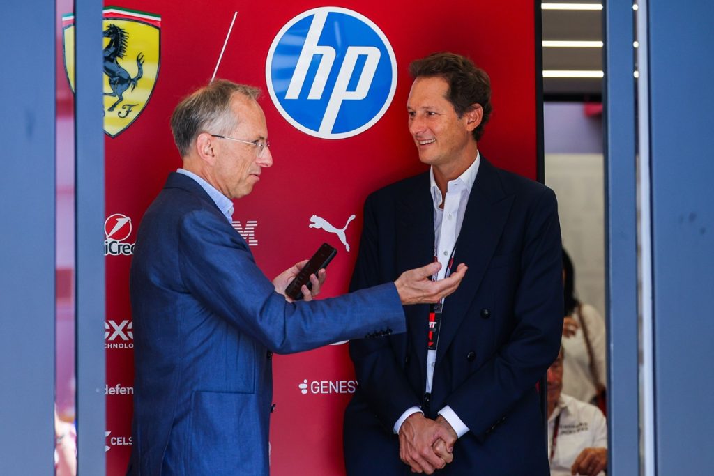 Ferrari: John Elkann e Benedetto Vigna rieletti amministratori esecutivi, continua la leadership.