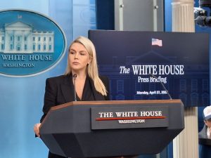 Leavitt: Urgente finanziamento alla sicurezza interna contro violenze generate dall’odio climatico.