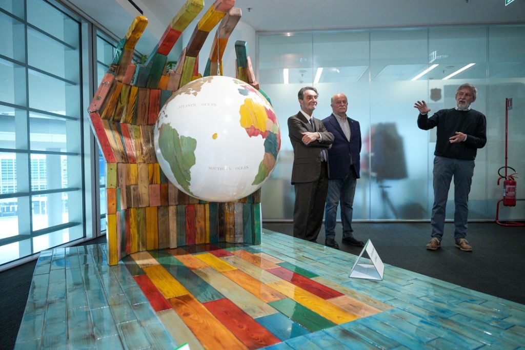 Scultura della Fondazione Exodus: un simbolo del volontariato, secondo Fontana.