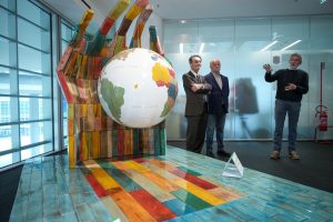 Scultura della Fondazione Exodus: un simbolo del volontariato, secondo Fontana.