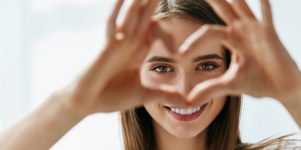 Sopracciglia perfette: come modellarle per visi tondi, lunghi e ovali. Guida essenziale.