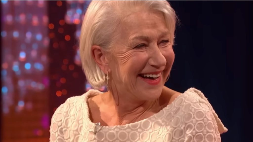 Helen Mirren indossa un abito bianco elegante: il look estivo perfetto per ogni occasione.