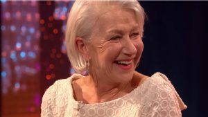 Helen Mirren indossa un abito bianco elegante: il look estivo perfetto per ogni occasione.