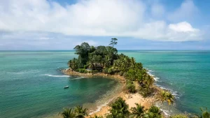 Ritorno alla Ghana dell’infanzia: dalla natura verde del sud alla terra rossa del nord.