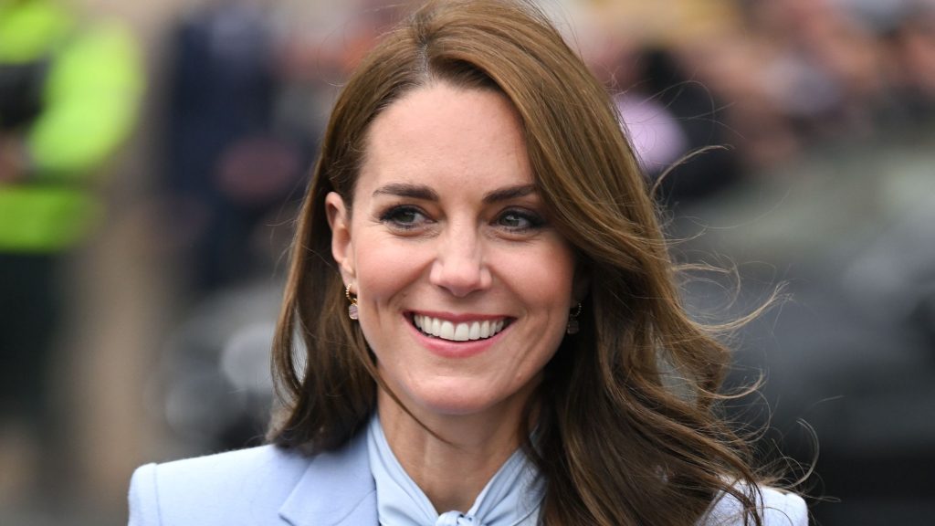 Kate Middleton: il suo look anniversario mette in evidenza il blu pastello e il marrone cioccolato.
