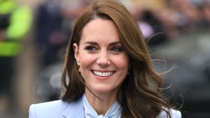 Kate Middleton: il suo look anniversario mette in evidenza il blu pastello e il marrone cioccolato.