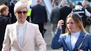 Zara Tindall si veste come la figlia Mia: elegante completo in rosa cipria.