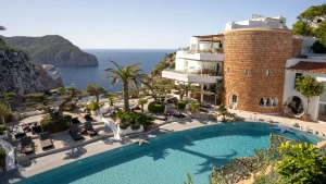 I 15 migliori hotel a Ibiza nel 2026: lusso e comfort per ogni esigenza.