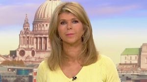 Kate Garraway sfoggia un midi dress in sorbetto di limone: eleganza e comfort unici.