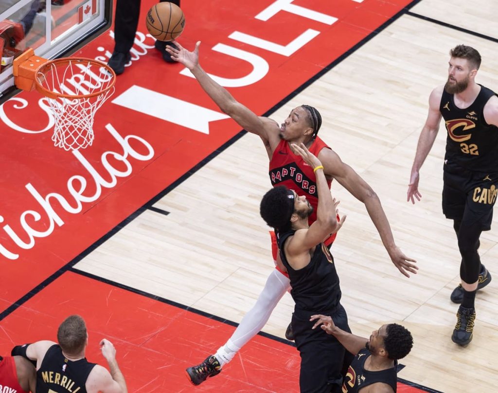 Houston sfida i Lakers nei playoff, Wembanyama porta gli Spurs alla vittoria decisiva.