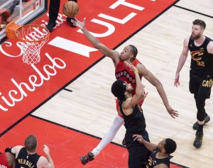 Houston sfida i Lakers nei playoff, Wembanyama porta gli Spurs alla vittoria decisiva.
