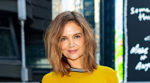 Katie Holmes: come il jeans a palazzo e il top giallo elevano il look.