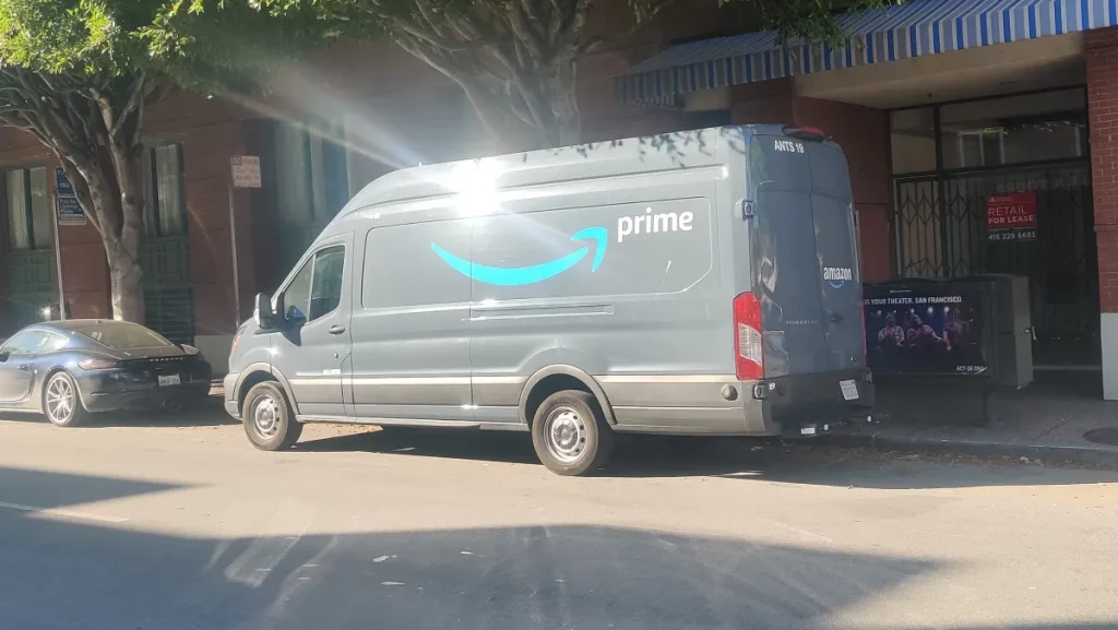 Amazon introduce un sovrapprezzo per il carburante a causa della guerra in Iran.
