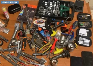 Raid a Roma: dodici arresti per furti in abitazioni, auto e negozi.