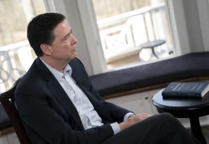 Arresto di James Comey: accuse di minacce di morte contro Trump scatenano polemiche.