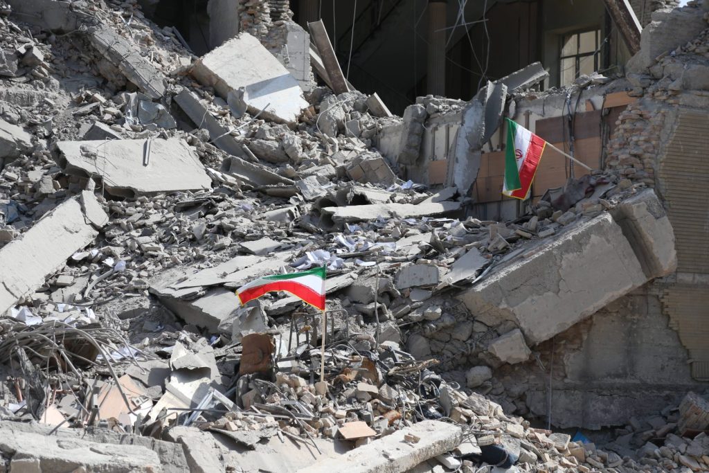 Iran: Pasdaran colpiscono nave portacontainer, tregua vista come strategia per sorprese future.