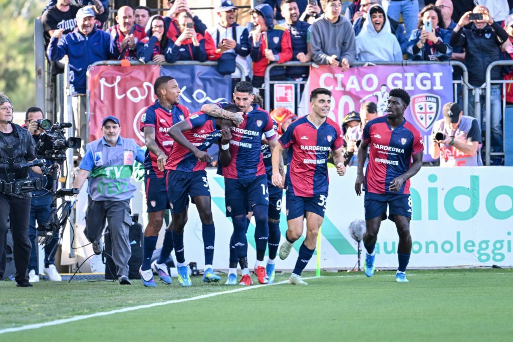 Cagliari trionfa 3-2 contro l’Atalanta e si avvicina alla salvezza in Serie A.