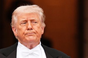 Trump brandisce un’arma e avverte l’Iran: “È tempo di una regolata”.