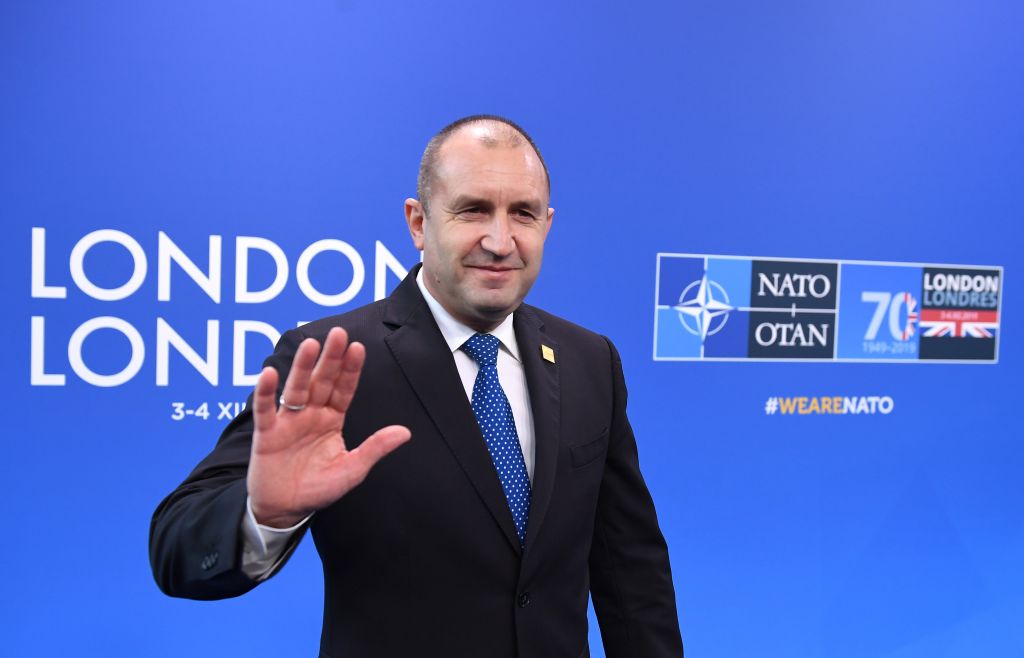 Radev, sostenitore di Mosca, conquista le elezioni presidenziali in Bulgaria con un ampio consenso.