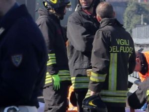 Drammatico incidente sulla Tuscolana a Roma: due morti e tre feriti nel collisione.