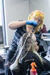 Correzione colore capelli: 5 passaggi fondamentali dei professionisti per risolvere errori di tinta.