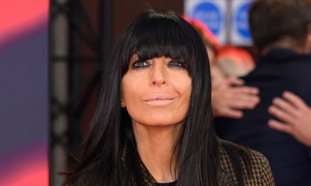 Scopri l’outfit primaverile perfetto di Claudia Winkleman: camicia, maglione e mocassini.