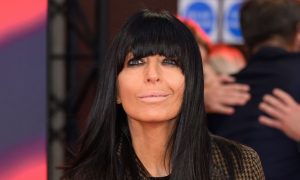 Scopri l’outfit primaverile perfetto di Claudia Winkleman: camicia, maglione e mocassini.