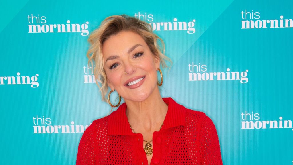 Sheridan Smith sfoggia il cardigan M&S da 32£, la scelta chic in rosso ciliegia.